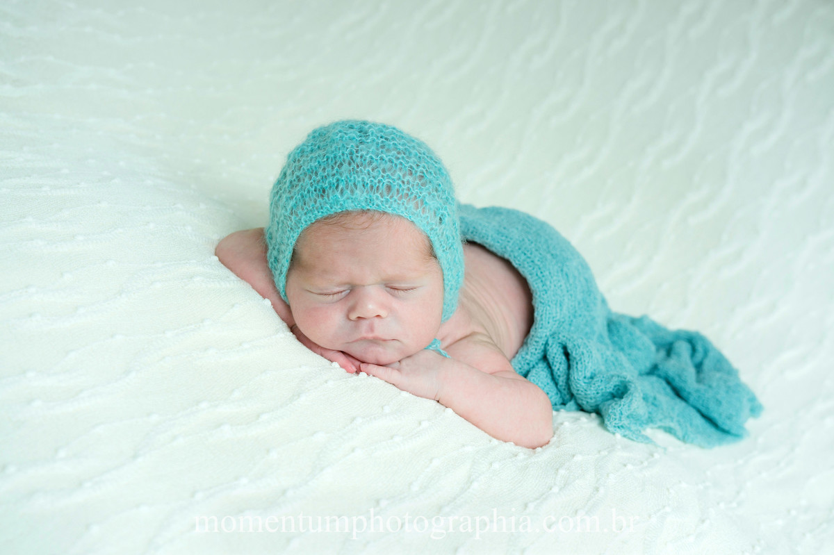 foto tirada por momentum photographia ensaio newborn em petropolis rj estudio sessao menino recem nascido fotografia