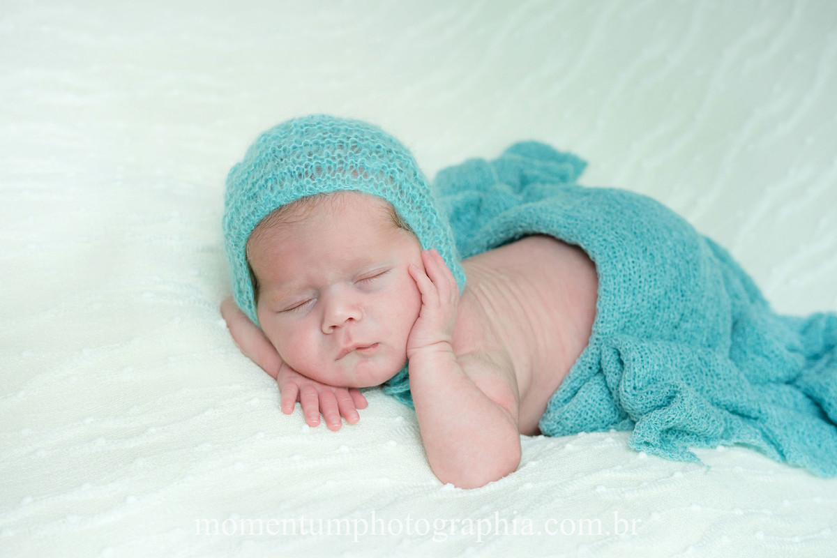 foto tirada por momentum photographia ensaio newborn em petropolis rj estudio sessao menino recem nascido