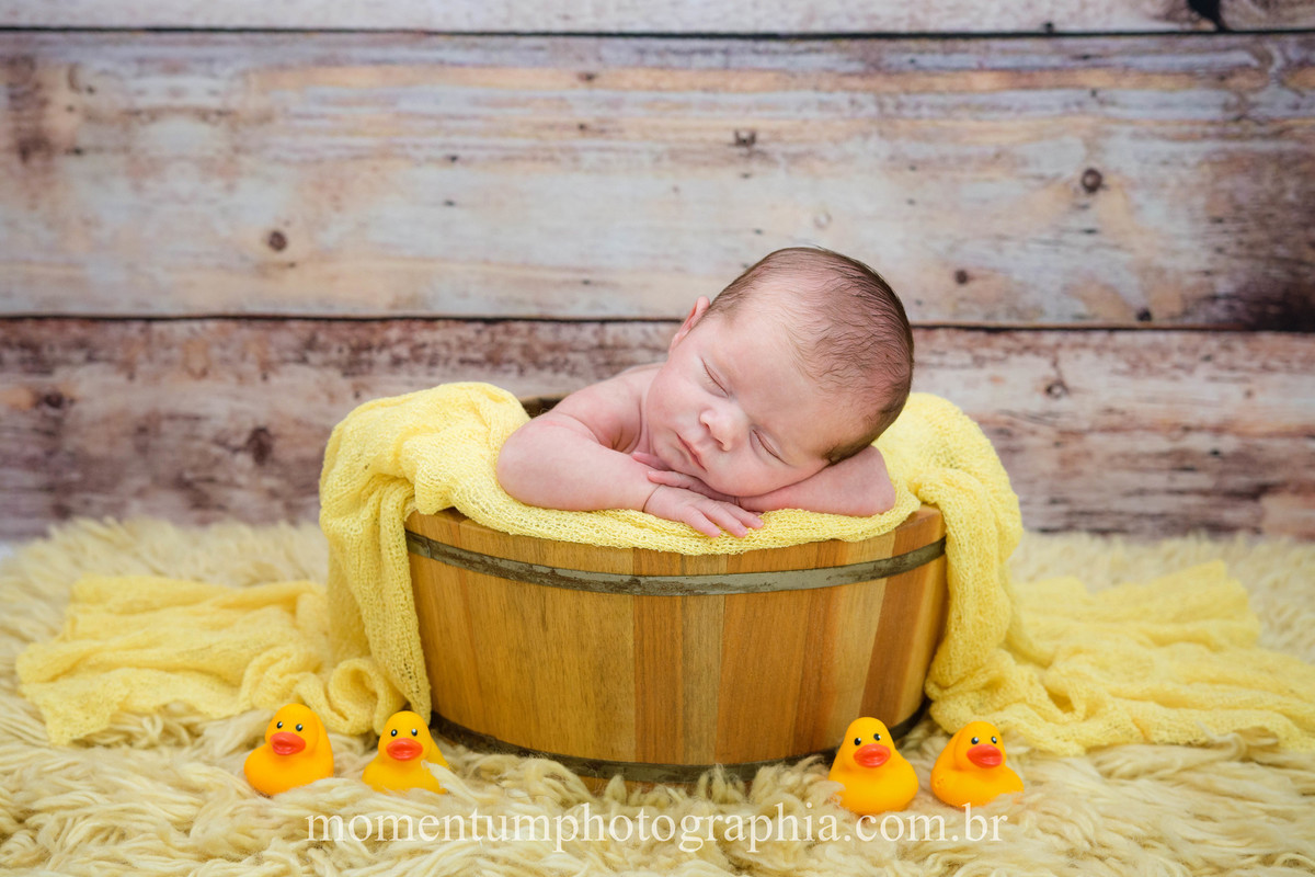 foto tirada por momentum photographia ensaio newborn em petropolis rj estudio sessao menino recem nascido