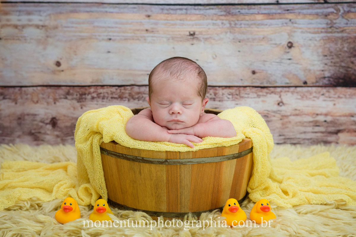 foto tirada por momentum photographia ensaio newborn em petropolis rj estudio sessao menino recem nascido