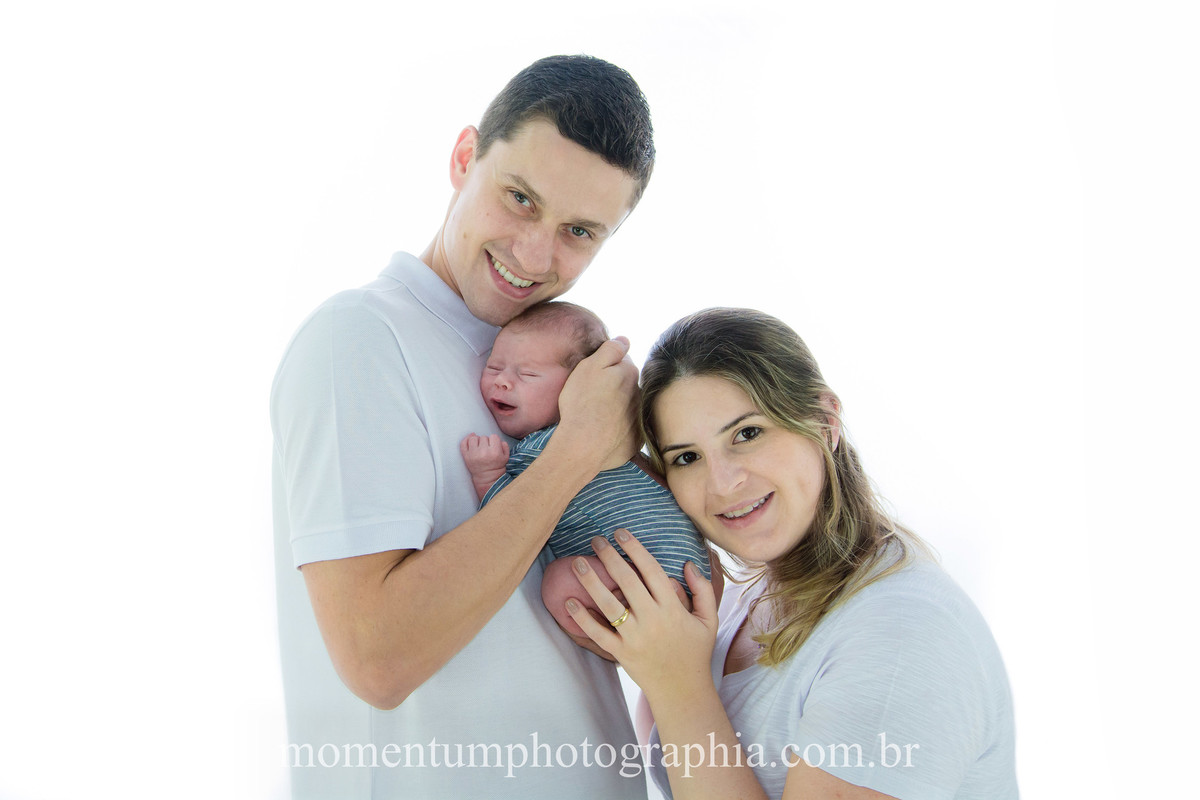 foto tirada por momentum photographia ensaio newborn em petropolis rj estudio sessao menino recem nascido