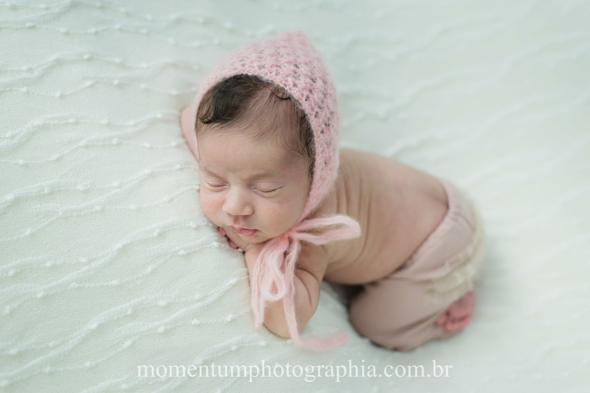 foto tirada por momentum photographia ensaio newborn em petropolis rj estudio sessao menina recem nascido