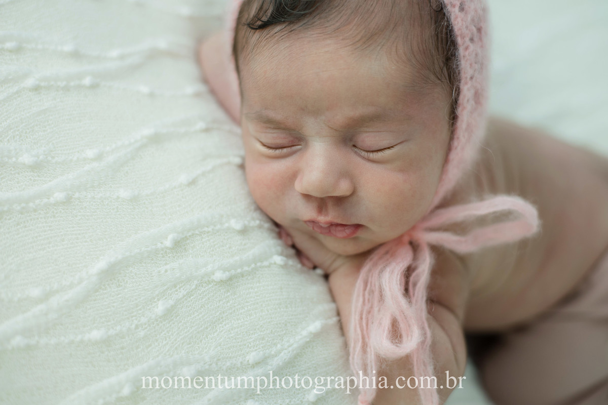 foto tirada por momentum photographia ensaio newborn em petropolis rj estudio sessao menina recem nascido