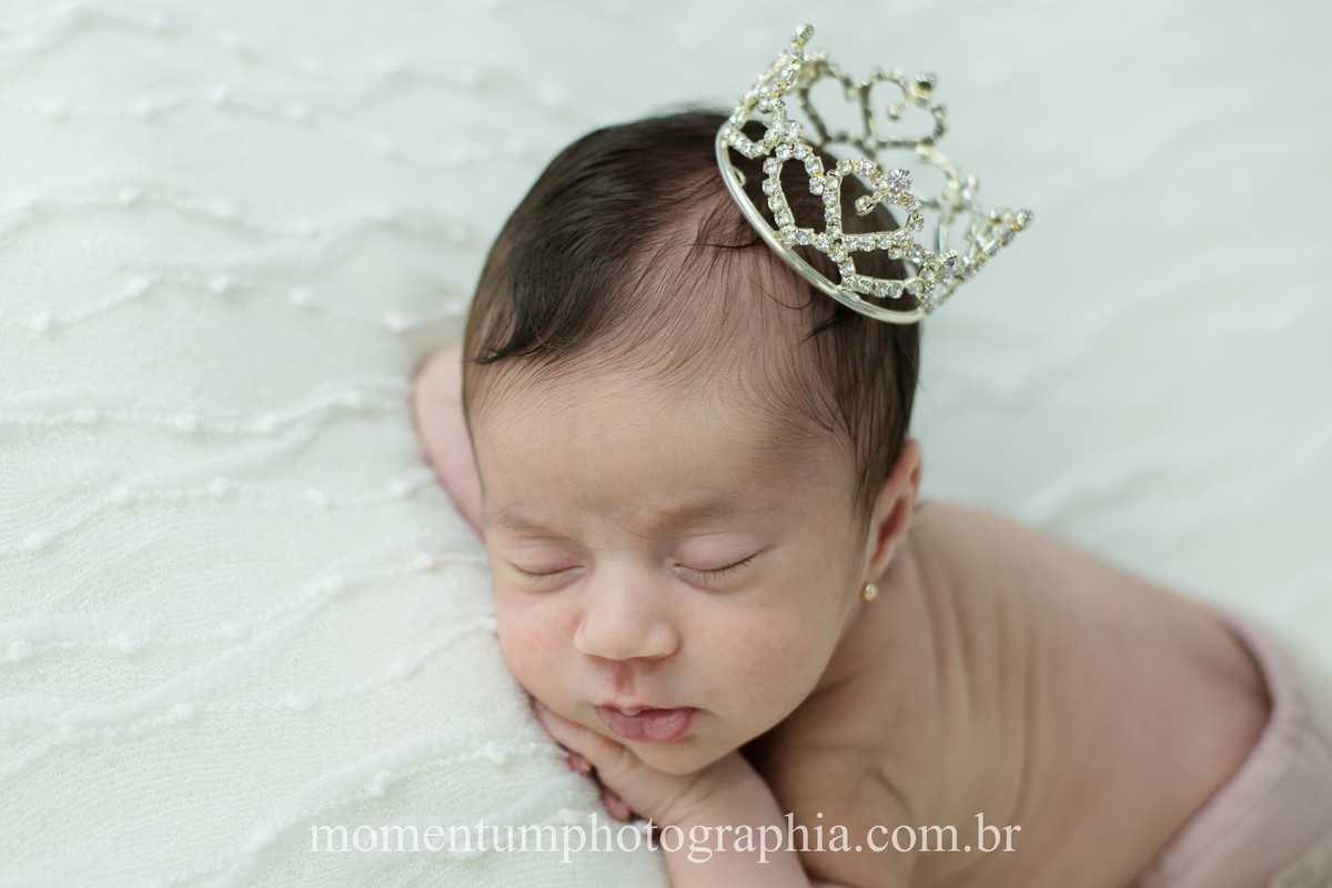 foto tirada por momentum photographia ensaio newborn em petropolis rj estudio sessao menina recem nascido