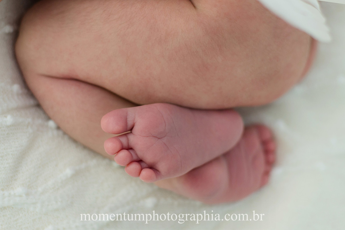 foto tirada por momentum photographia ensaio newborn em petropolis rj estudio sessao menina recem nascido