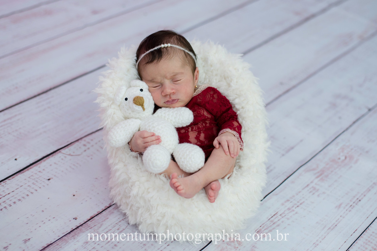foto tirada por momentum photographia ensaio newborn em petropolis rj estudio sessao menina recem nascido