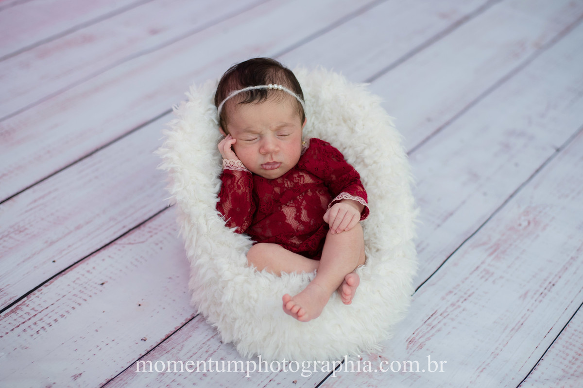 foto tirada por momentum photographia ensaio newborn em petropolis rj estudio sessao menina recem nascido