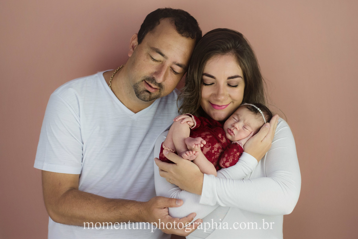 foto tirada por momentum photographia ensaio newborn em petropolis rj estudio sessao menina recem nascido