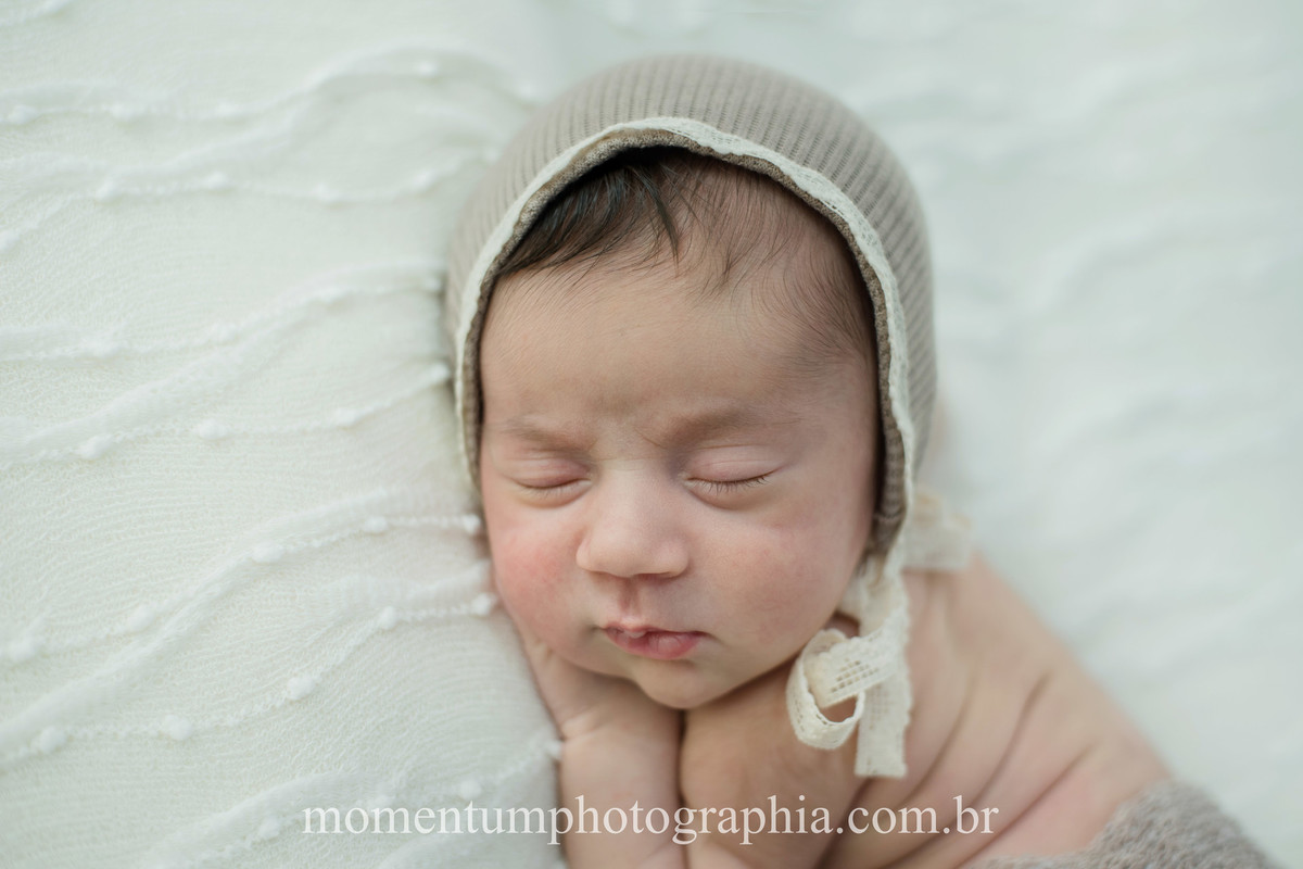 foto tirada por momentum photographia ensaio newborn em petropolis rj estudio sessao menina recem nascido
