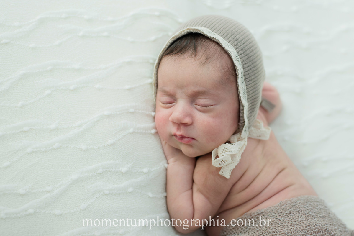 foto tirada por momentum photographia ensaio newborn em petropolis rj estudio sessao menina recem nascido