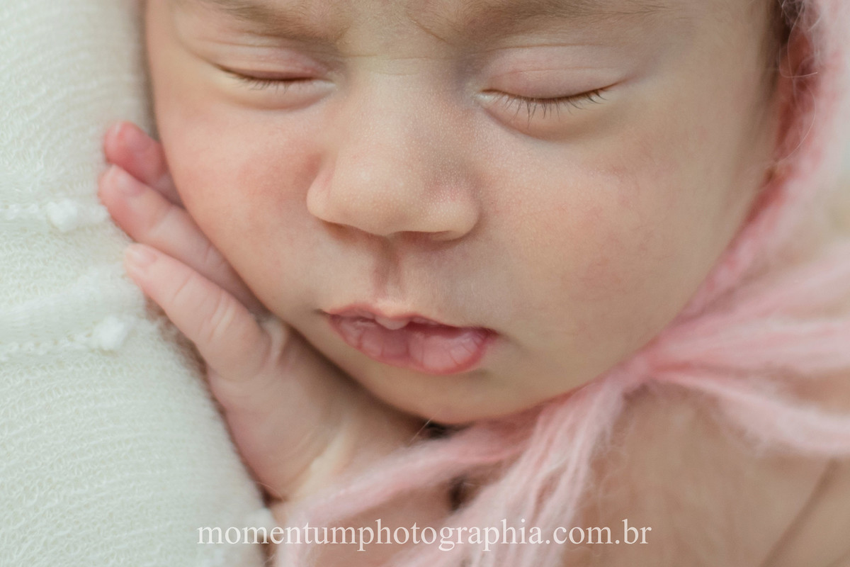 foto tirada por momentum photographia ensaio newborn em petropolis rj estudio sessao menina recem nascido