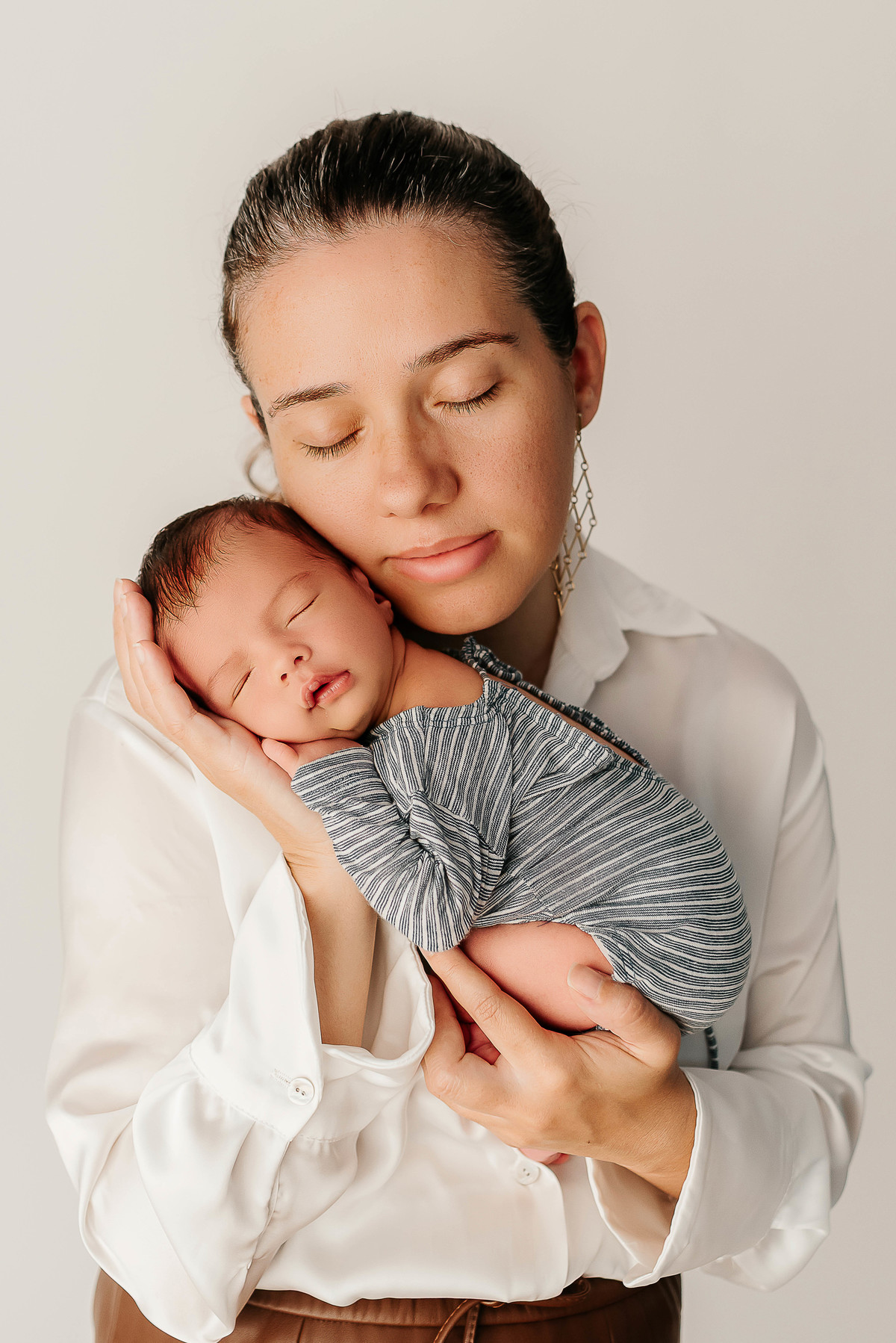 ensaio-newborn-petropolis-rj-estudio-quitandinha-fotografia-profissional-atemporal-clean-familia-recem-nascido