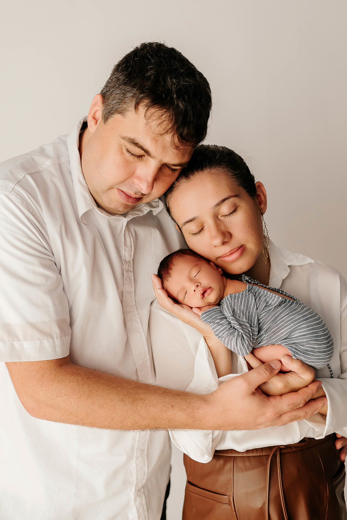 ensaio-newborn-petropolis-rj-estudio-quitandinha-fotografia-profissional-atemporal-clean-familia-recem-nascido