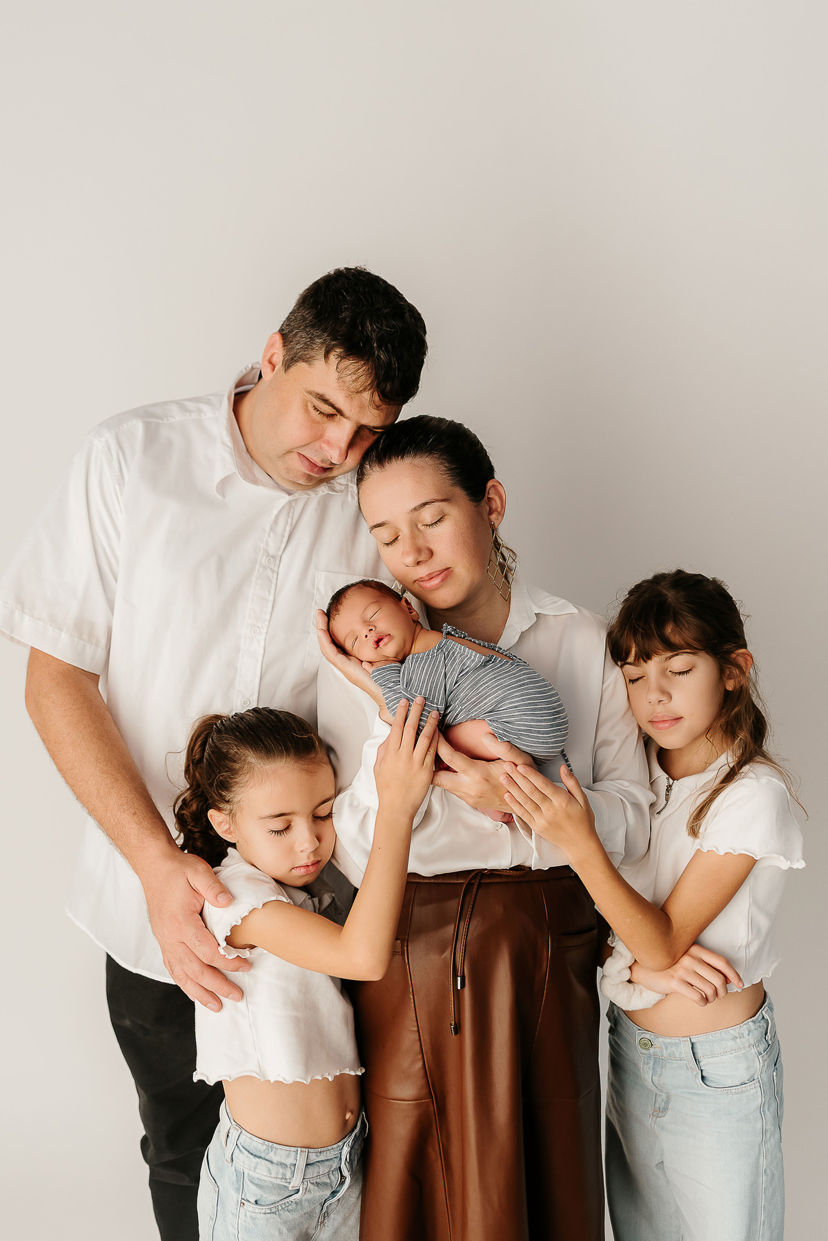 ensaio-newborn-petropolis-rj-estudio-quitandinha-fotografia-profissional-atemporal-clean-familia-recem-nascido