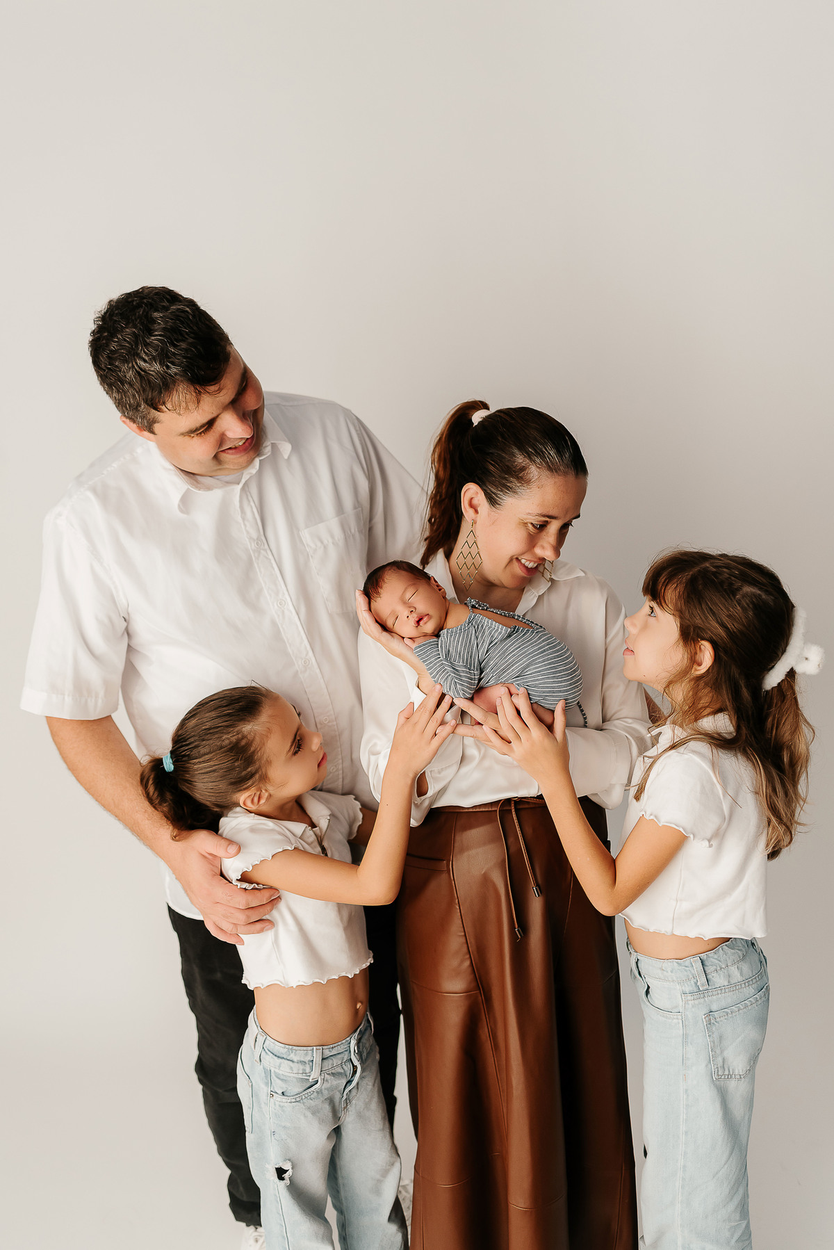 ensaio-newborn-petropolis-rj-estudio-quitandinha-fotografia-profissional-atemporal-clean-familia-recem-nascido