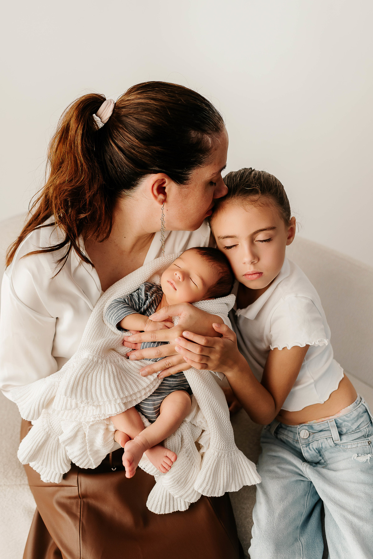 ensaio-newborn-petropolis-rj-estudio-quitandinha-fotografia-profissional-atemporal-clean-familia-recem-nascido