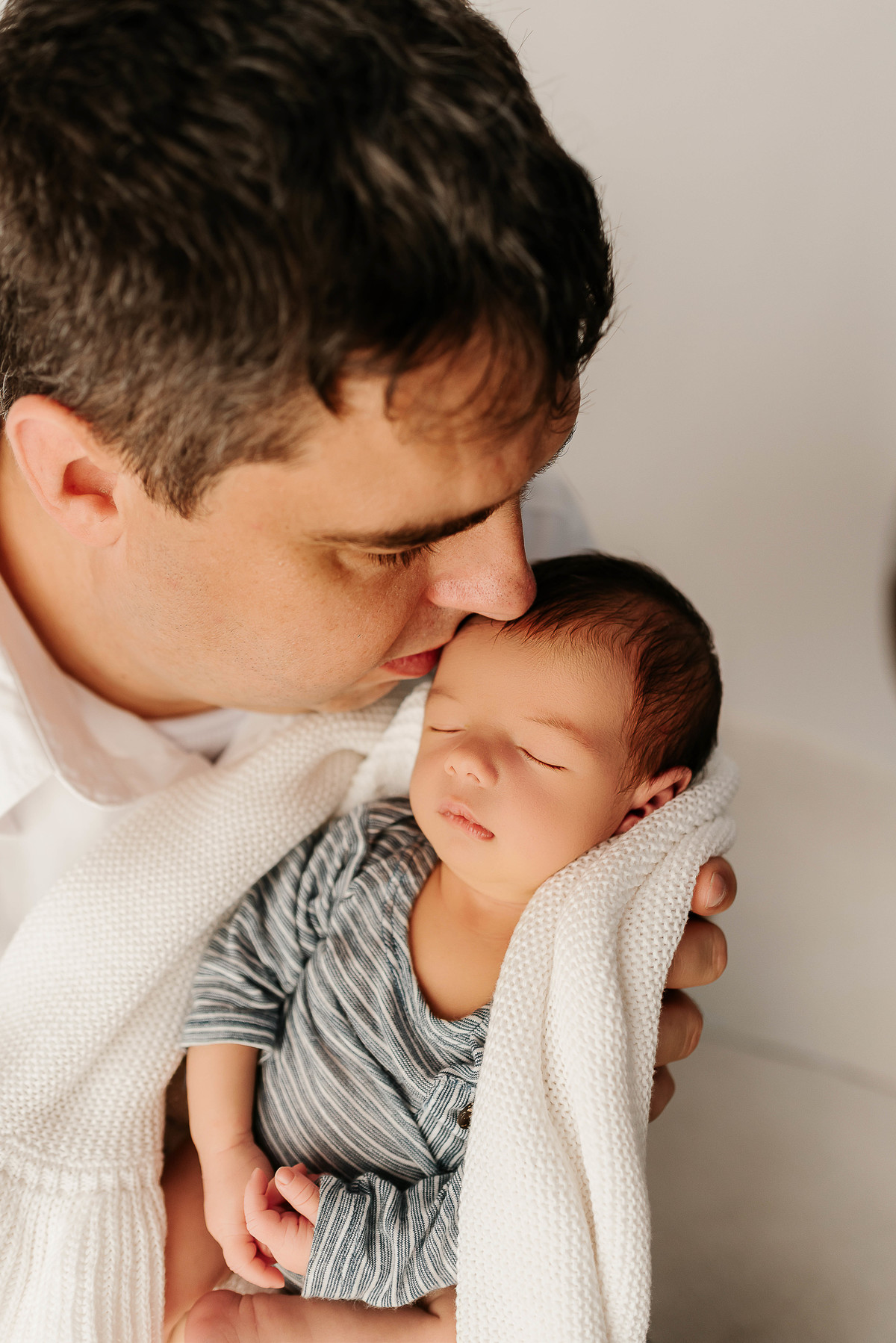 ensaio-newborn-petropolis-rj-estudio-quitandinha-fotografia-profissional-atemporal-clean-familia-recem-nascido