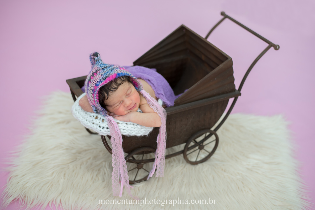 foto tirada por momentum photographia em petropolis rj estudio recem nascido maternidade