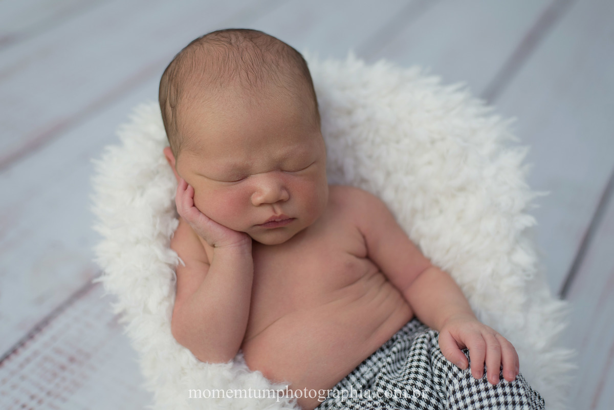 foto tirada por momentum photographia em petropolis rj estudio newborn