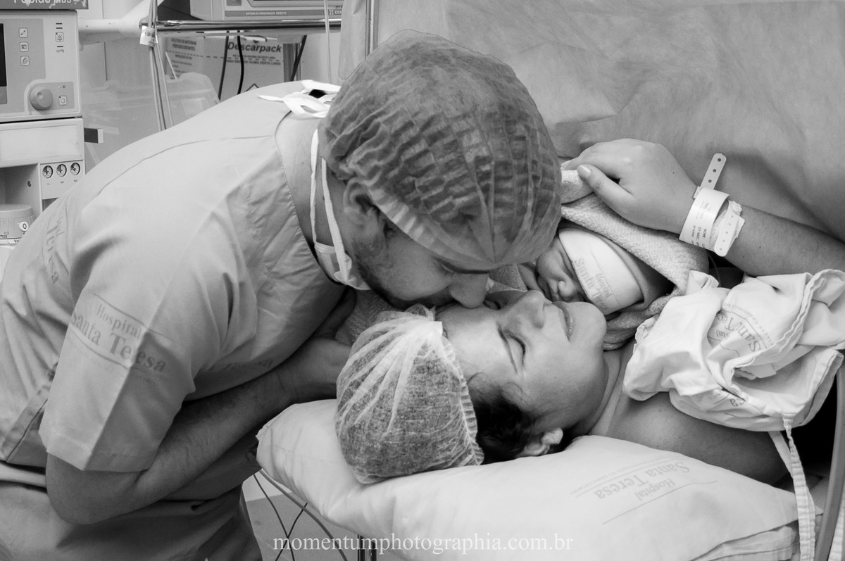 Foto de parto tirada por Momentum Photographia na maternidade do Hospital Santa Teresa em Petrópolis - RJ que retrata o carinho do esposo