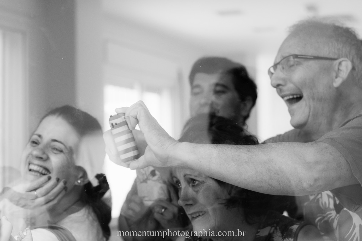 Foto tirada por Momentum Photographia na maternidade do Hospital Santa Teresa em Petrópolis - RJ que retrata a alegria da família