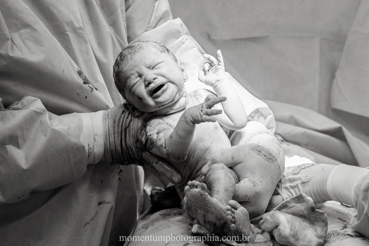Foto de parto tirada por Momentum Photographia na maternidade do Hospital Santa Teresa em Petrópolis, RJ
