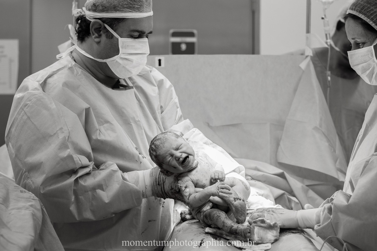 Foto de parto tirada por Momentum Photographia na maternidade do Hospital Santa Teresa em Petrópolis, RJ