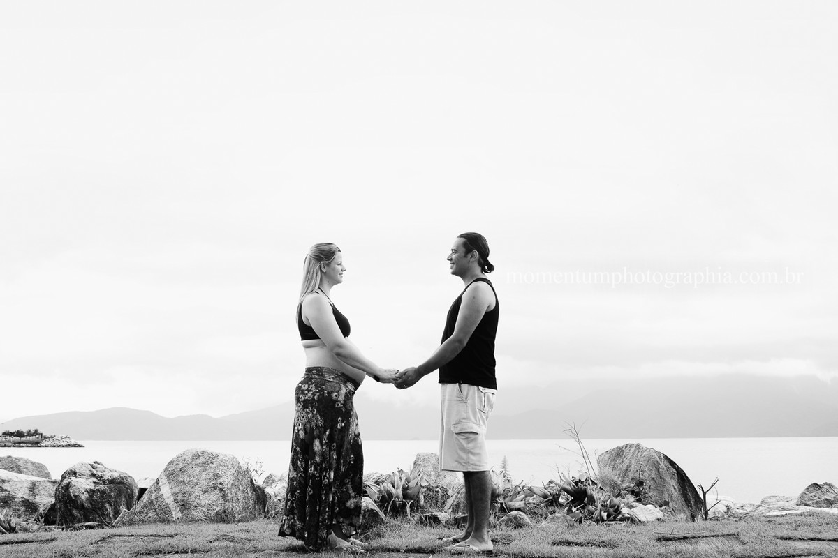 Fotos de grávida feitas por Momentum Photographia na praia de Mangaratiba, RJ