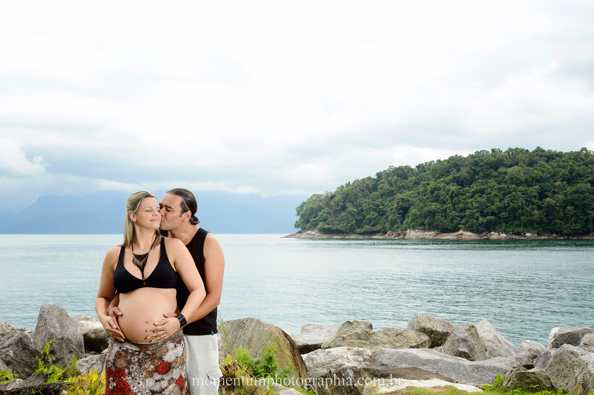Fotos de grávida feitas por Momentum Photographia na praia de Mangaratiba, RJ