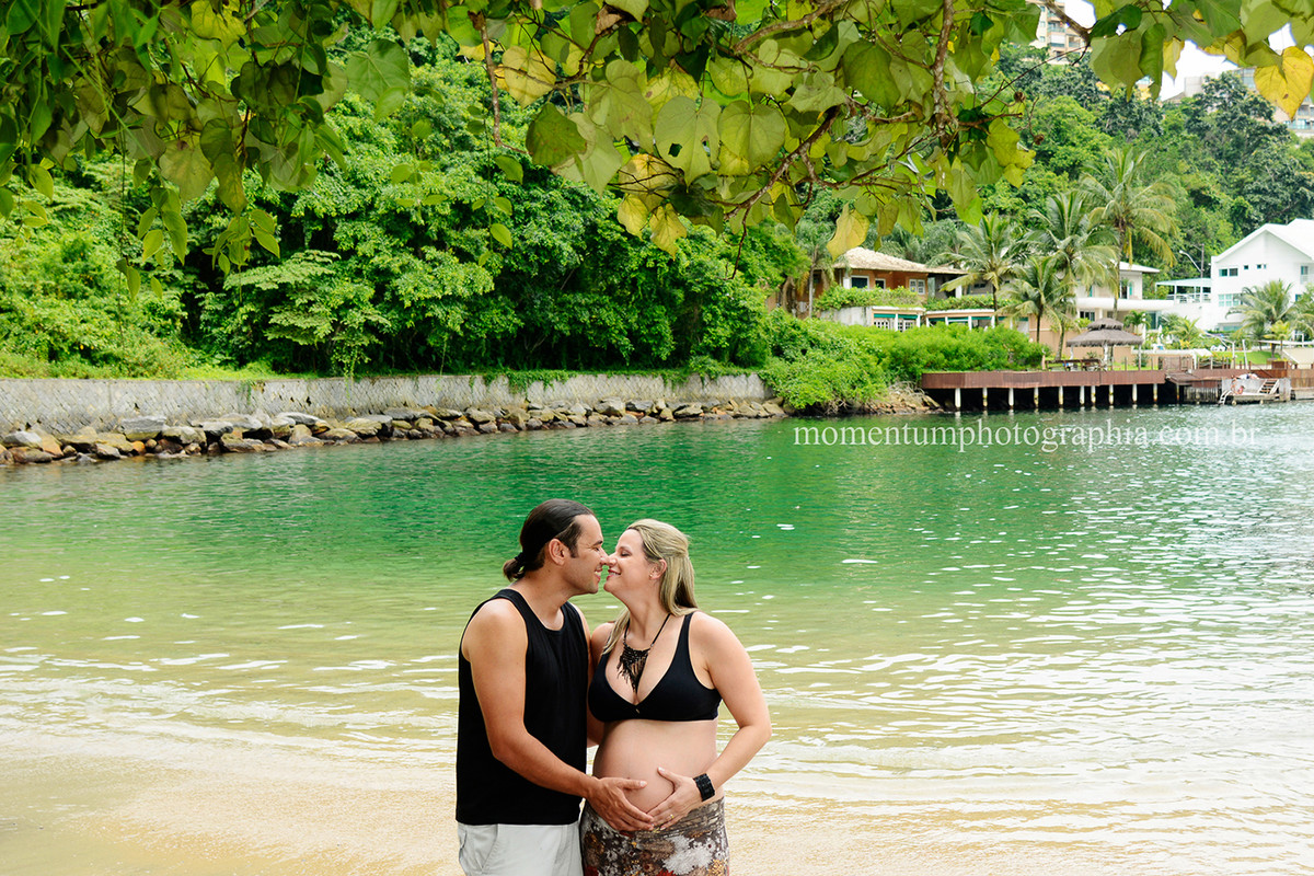 Fotos de grávida feitas por Momentum Photographia na praia de Mangaratiba, RJ