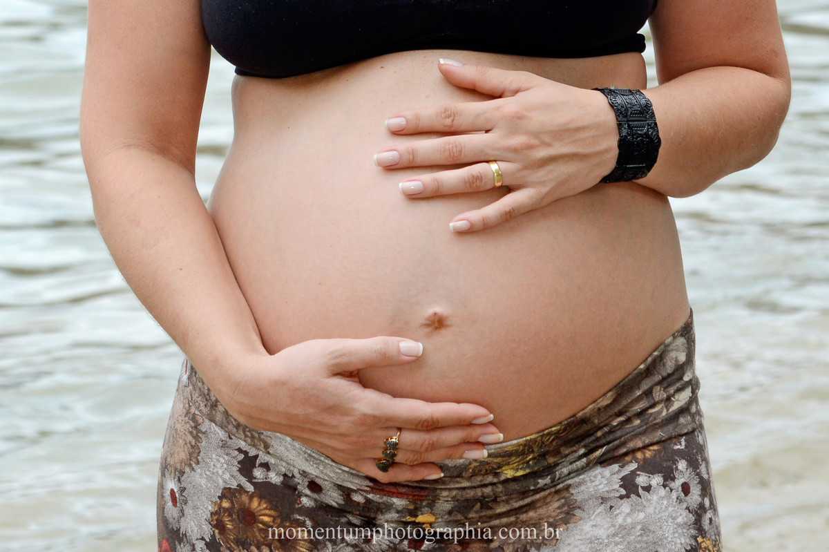 Fotos de grávida feitas por Momentum Photographia na praia de Mangaratiba, RJ
