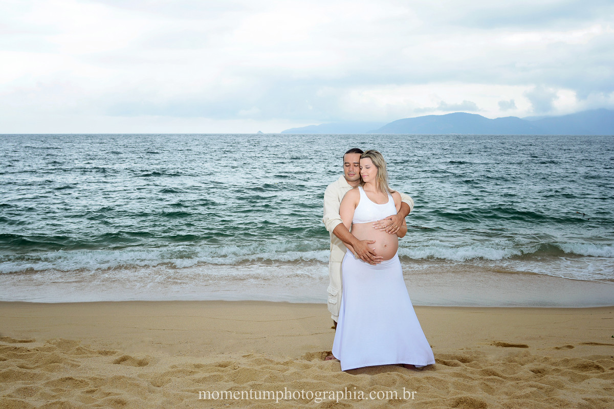Fotos de grávida feitas por Momentum Photographia na praia de Mangaratiba, RJ