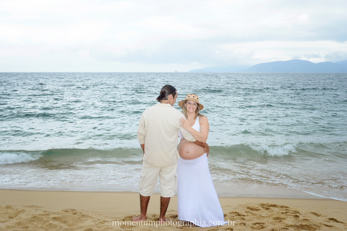 Fotos de grávida feitas por Momentum Photographia na praia de Mangaratiba, RJ