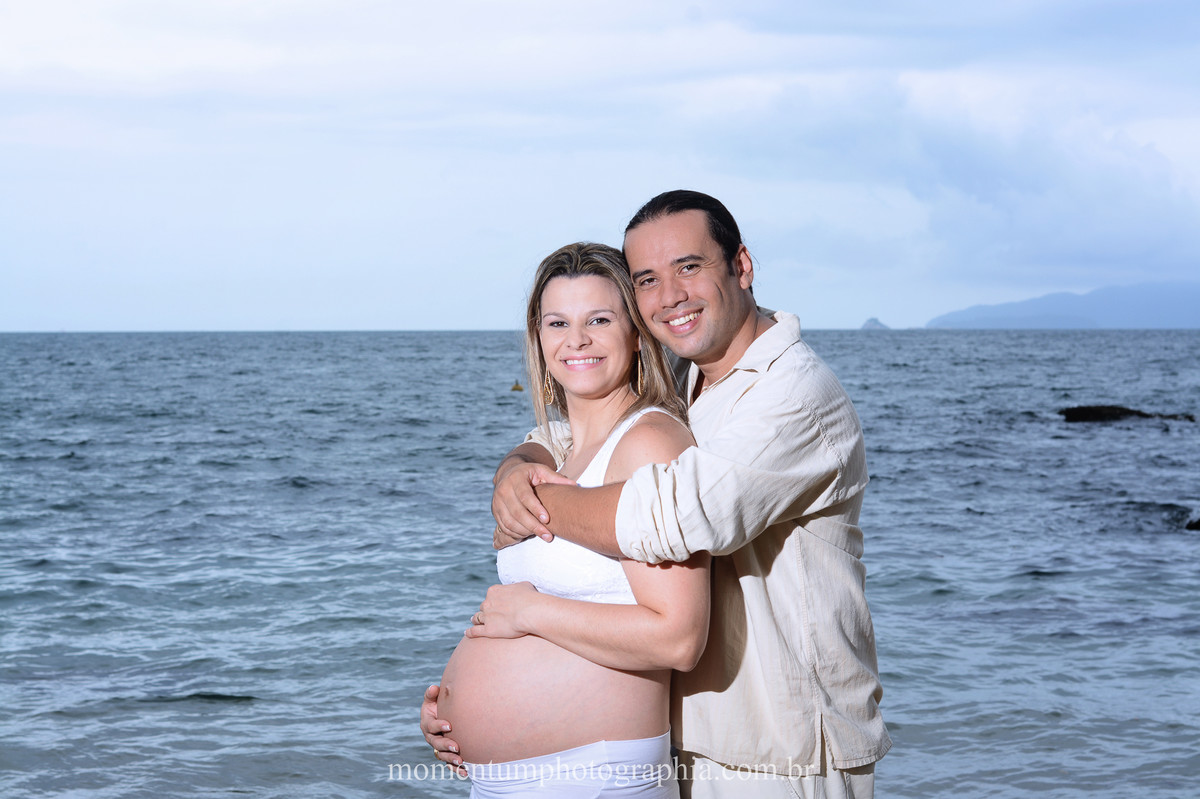 Fotos de grávida feitas por Momentum Photographia na praia de Mangaratiba, RJ