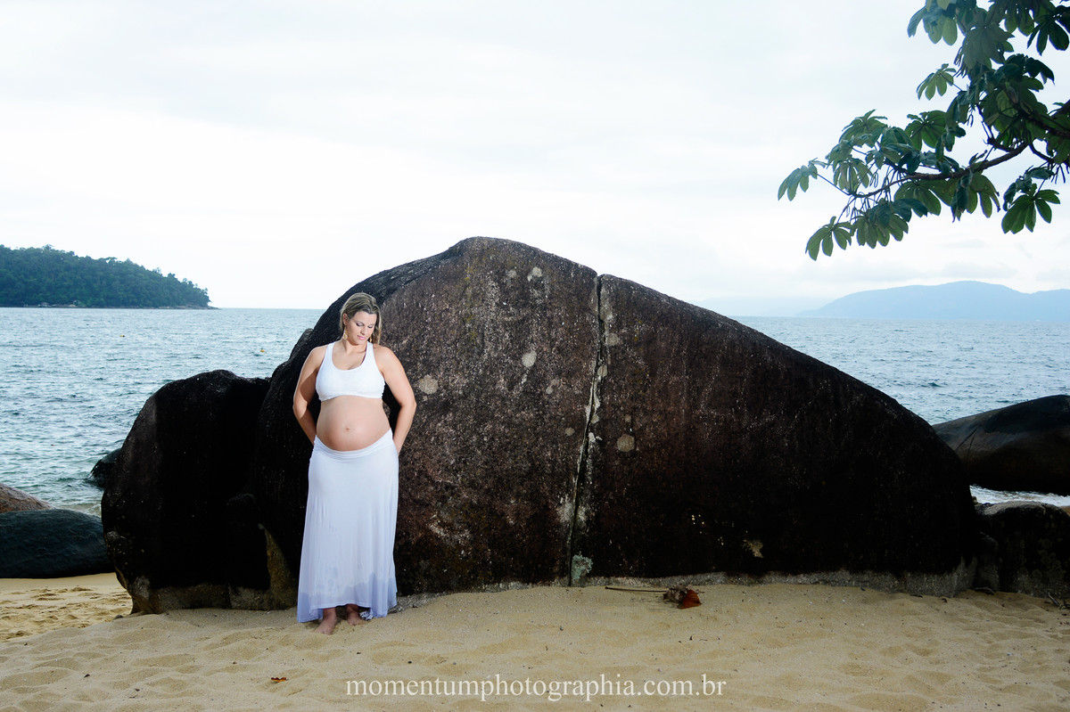 Fotos de grávida feitas por Momentum Photographia na praia de Mangaratiba, RJ