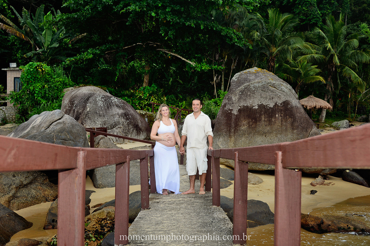 Fotos de grávida feitas por Momentum Photographia na praia de Mangaratiba, RJ