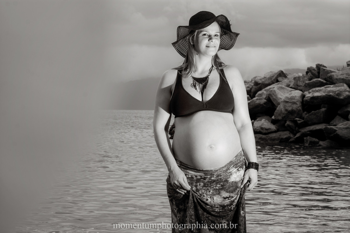 Fotos de grávida feitas por Momentum Photographia na praia de Mangaratiba, RJ