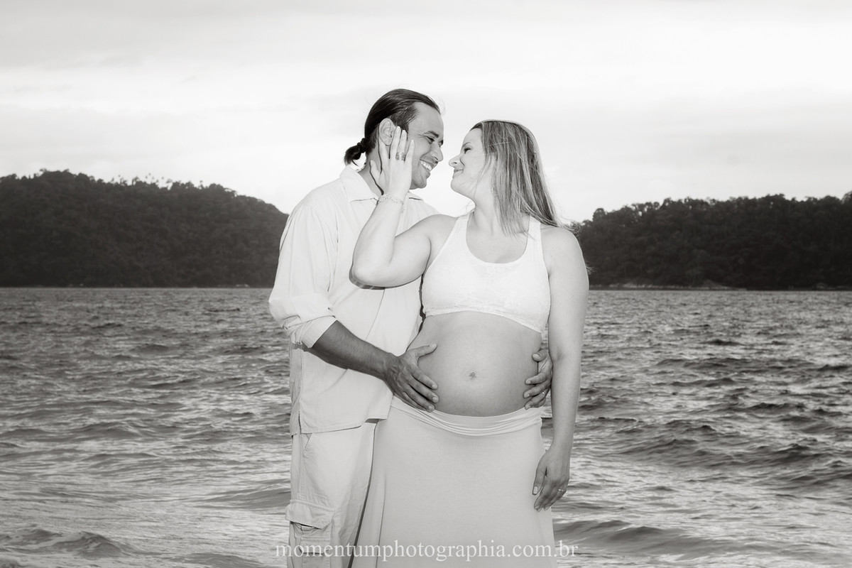 Fotos de grávida feitas por Momentum Photographia na praia de Mangaratiba, RJ