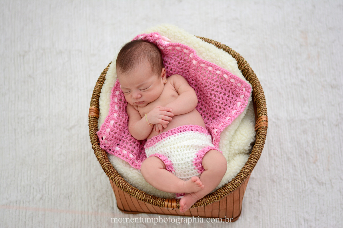 Foto de newborn tirada por Momentum Photographia em Petrópolis no estúdio