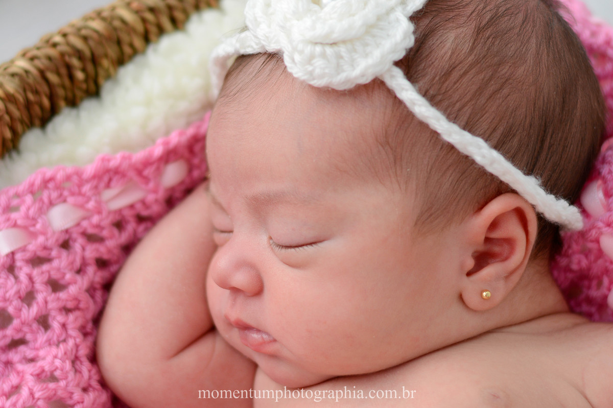 Foto de newborn tirada por Momentum Photographia em Petrópolis no estúdio