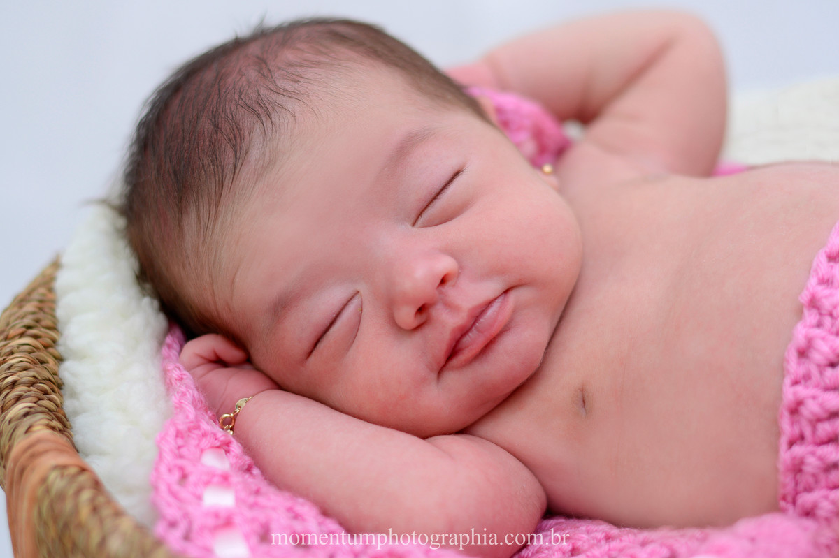 Foto de newborn tirada por Momentum Photographia em Petrópolis no estúdio