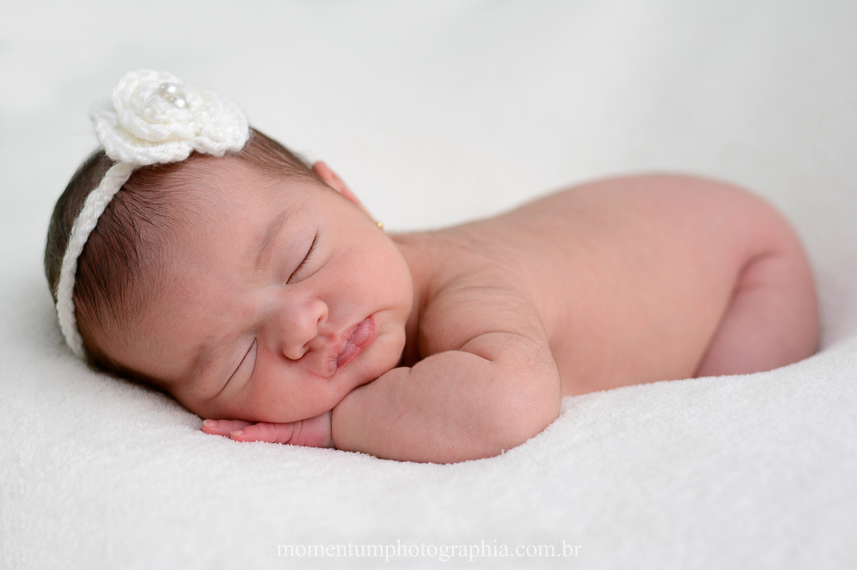 Foto de newborn tirada por Momentum Photographia em Petrópolis no estúdio