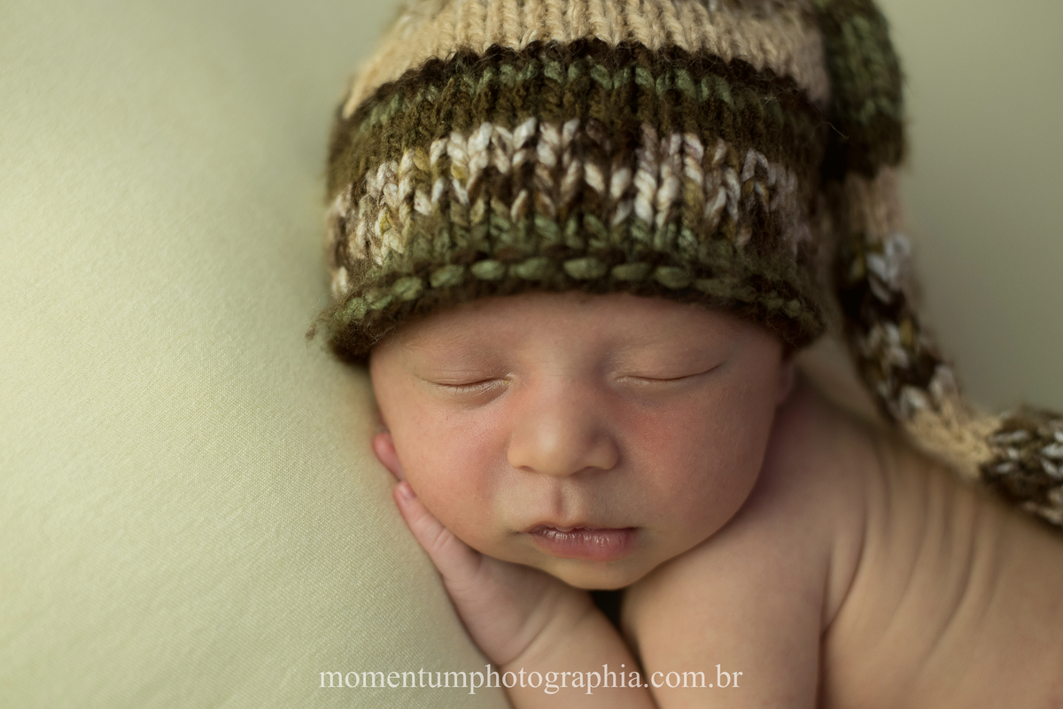 foto tirada por momentum photographia newborm em petropolis rj estudio menino recem nascido quitandinha gestação gravida maternidade