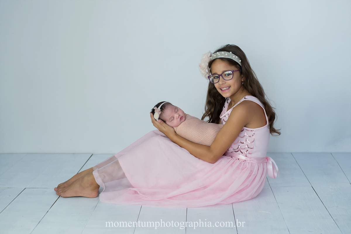 foto por momentum photographia sessao newborn ensaio recem nascido maternidade petropolis rj quitandinha estudio menina irmaos familia foto de gradivez gestacao profissional