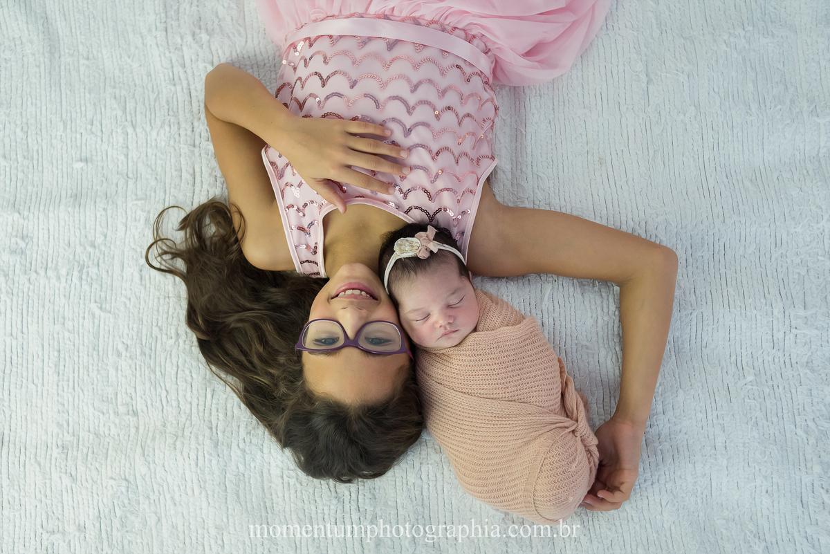 foto por momentum photographia sessao newborn ensaio recem nascido maternidade petropolis rj quitandinha estudio menina irmaos familia foto de gradivez gestacao profissional