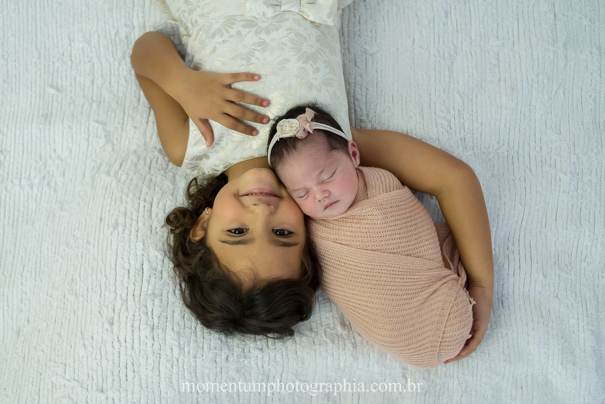 foto por momentum photographia sessao newborn ensaio recem nascido maternidade petropolis rj quitandinha estudio menina irmaos familia foto de gradivez gestacao profissional