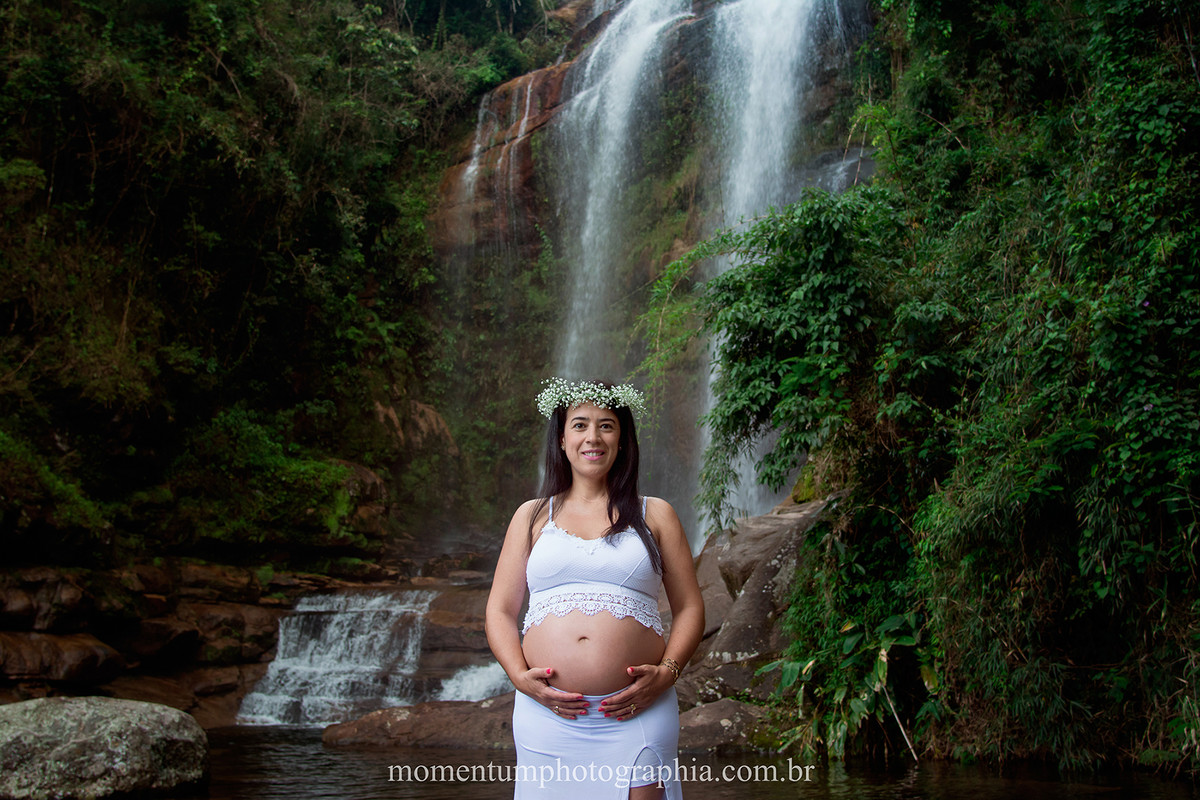 Foto de gestante grávida tirada pela Momentum Photographia em Petrópolis - RJ cachoeira