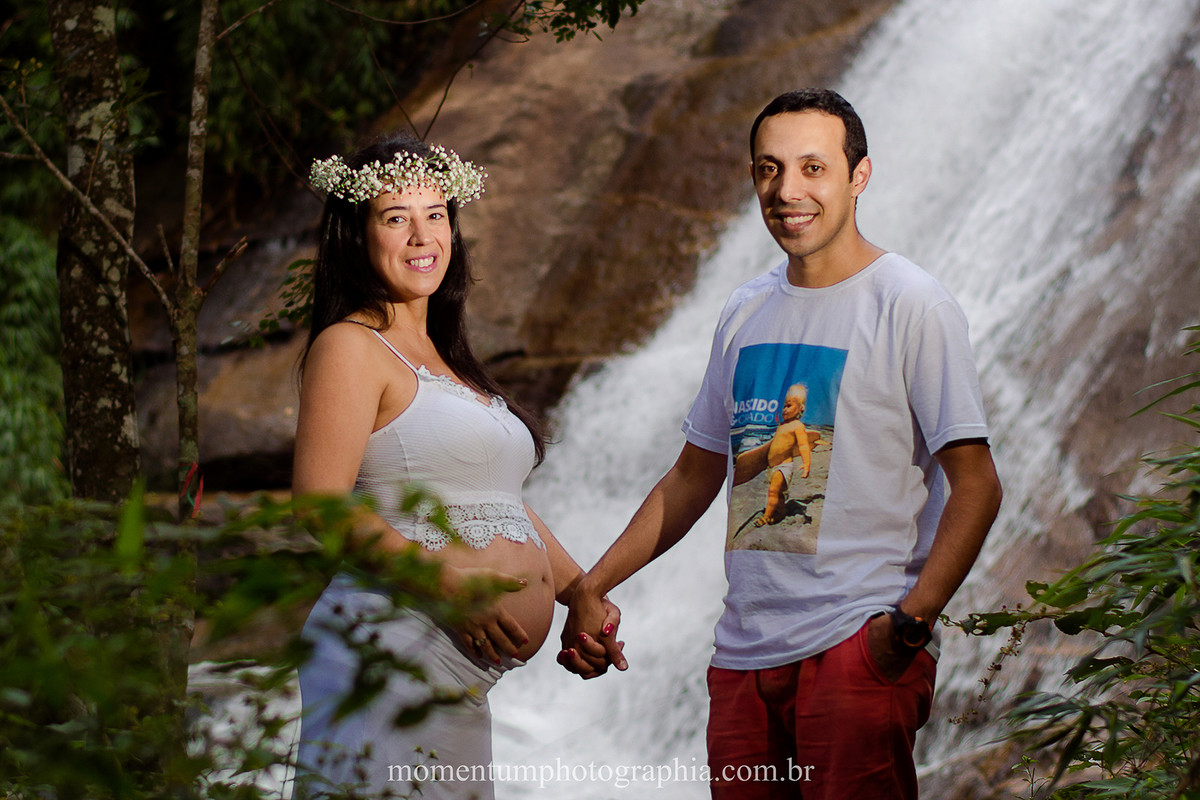 Foto de gestante grávida tirada pela Momentum Photographia em Petrópolis - RJ cachoeira
