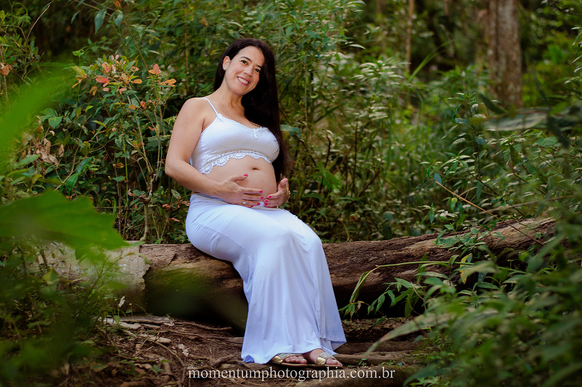 Foto de gestante grávida tirada pela Momentum Photographia em Petrópolis - RJ cachoeira