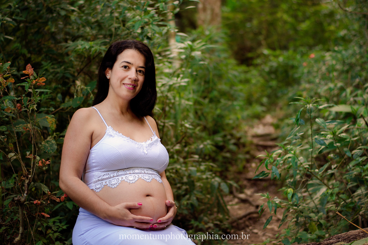 Foto de gestante grávida tirada pela Momentum Photographia em Petrópolis - RJ cachoeira
